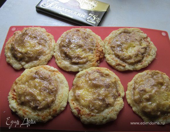 Потом достаем и сразу кладем начинку. Из бананов сделать пюре,разложить по формочкам сверку чуть-чуть капнуть меда, для карамели. Ставим снова в духовку до готовности. Готовность проверяем зубочисткой, как только будет сухая - все достаем из духовки.