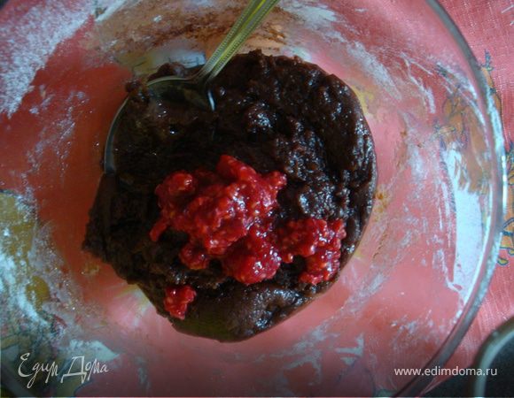 В отдельной миске размять малину вилкой и добавить к тесту