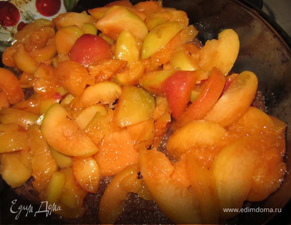 Духовку разогреть до 180 гр.
Форму смазать маслом.
Выложить тесто.
Наверх выложить абрикосы.