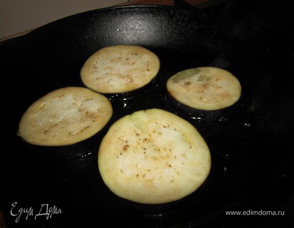 Баклажаны нарезать кольцами 1 см.
Посолить и оставить на 10 минут.
Обвалять баклажаны в муку.
Обжарить с двух сторон на растительном масле.