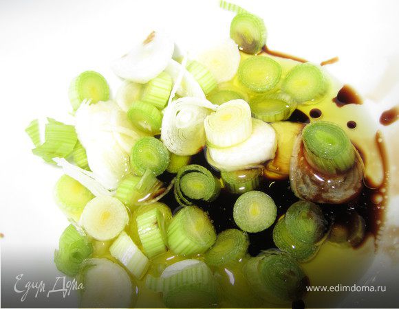 Приготовить соус.
Чеснок нарезать, добавить оливковое масло, бальзамический уксус, перец.
