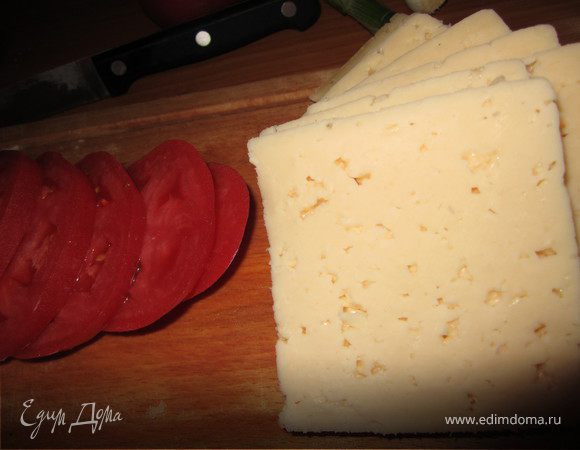 Нарезать сыр и помидоры.