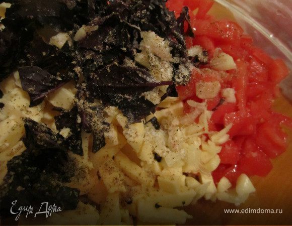 Сыр, помидоры порезать кубиками.
Измельчить базилик и чеснок.
Добавить соль перец.
Перемешать.