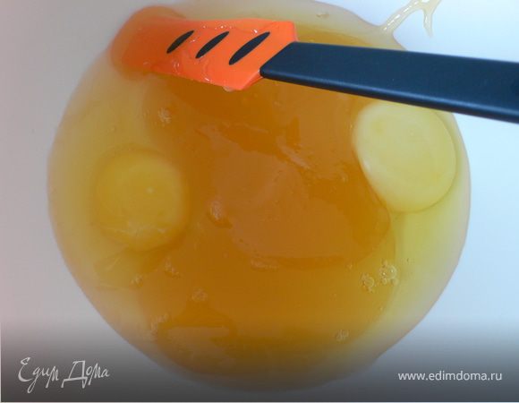 Взбить яйца смёдом