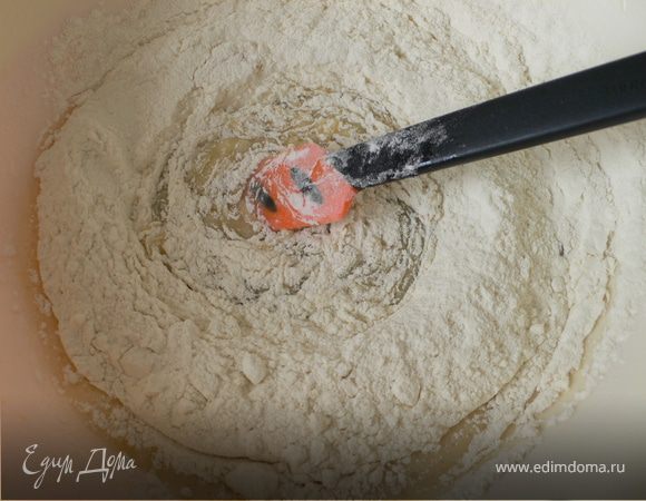 Добавить муку, молоко,соль и замесить тесто