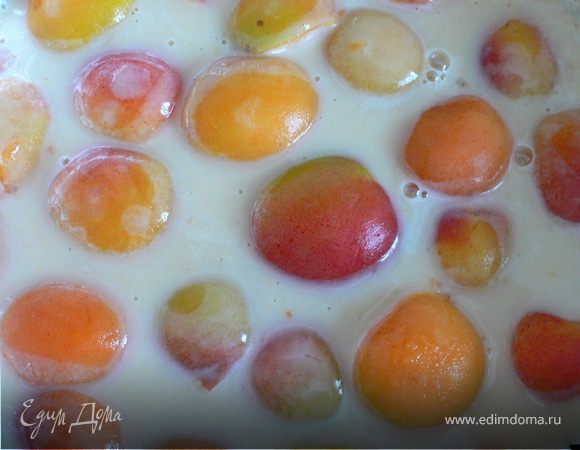 Вынуть из духовки и выложить на него абрикосы так, чтобы они утопали в тесте