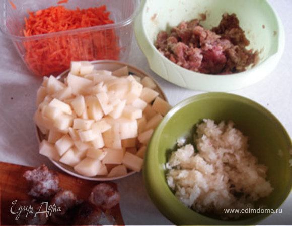 Мясо порубить мелко, но не через мясорубку. К мясу добавить соевый соус, перец. Оставить мариноваться.Разогреть духовку до 220 градусов. Подготовить составляющие: морковь натереть, лук мелко измельчить,картофель и перец - порезать кубиками, грибы предварительно не размораживать. 