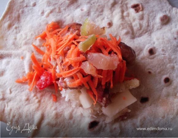 На лаваш положить все составляющие: лук, картофель, мясо,грибы, перец, морковь. Посыпать смесью для тушения овощей( совсем чуть-чуть).