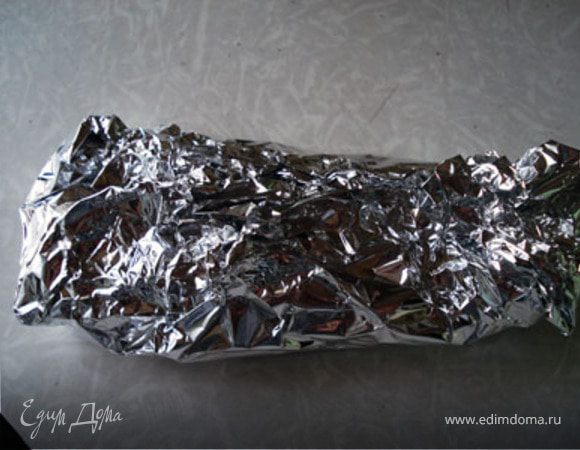 Завернуть лаваш в фольгу. Положить так, чтобы отрытый край был сверху.