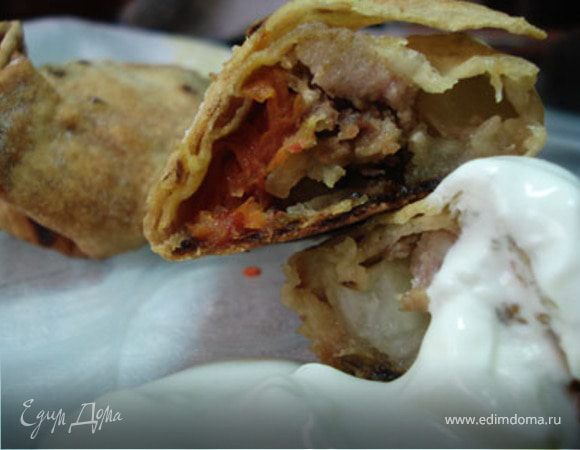 Подавать можно как холодными( у нас такими не бывают, не остаются), так и горячими со сметаной.