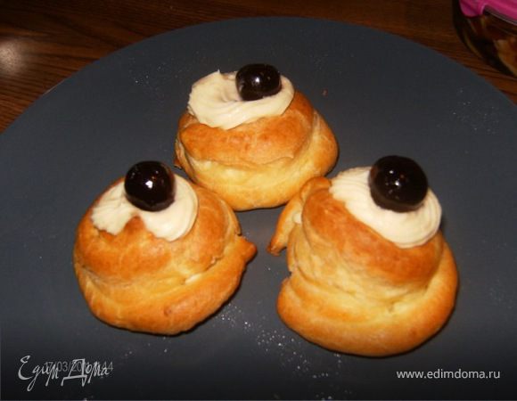 Когда заготовочка готова начиняем кремом, украшаем с верху кремом и вишенкой.