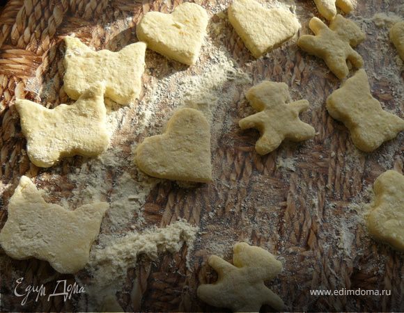 яйца взбить с сахаром и солью. добавить творог и взбить все миксером. всыпать цедру и муку, замесить тесто. раскатать 2 колбаски и нарезать подушечками. или раскатать в пласт и нарезать формочками для печенья. отварить в слегка подсоленной воде.