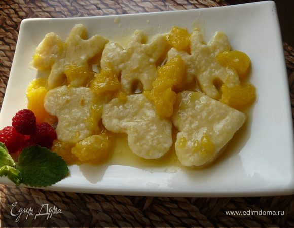 карамель:
апельсины как можно тщательнее очистить от кожуры и кожицы между дольками.
масло растопить в сковороде, когда оно закипит высыпать сахар и быстро помешивая растопить его. затем в кипящую карамель высыпать нарезанную кубиками мякоть апельсина. жарить помешивая еще пару минут. карамелью полить готовые вареники.