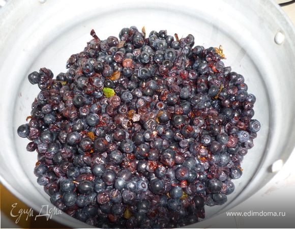 Чернику промыть, положить в кастрюлю (у меня алюминевая) и поставить томиться  в духовку на мин. 45 при 180 градусах.