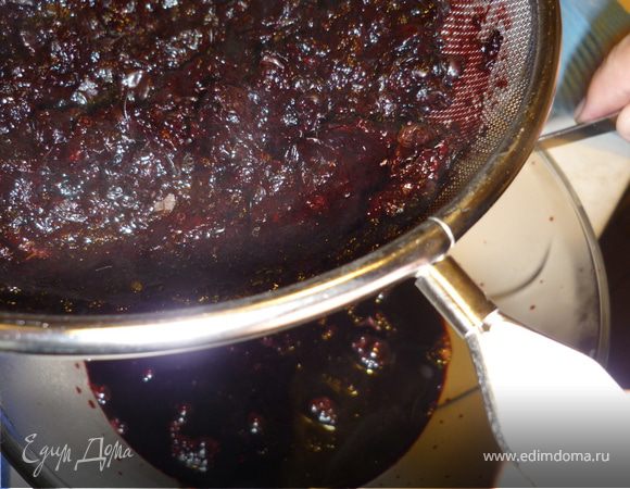 Затем перетераем ягоду через мелкое сито. Если за время перетерания масса остыла поставить ее немного подогреть. 
(Из оставшейся в сите черники сварила компот)