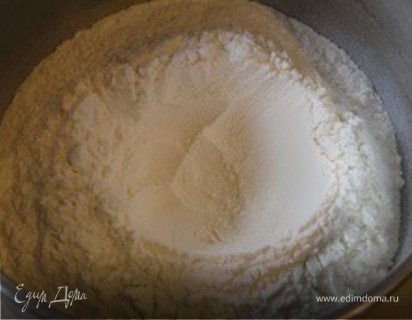 Приготовить тесто. Муку просеять, добавить масло, воду, соль и замесить тесто.
