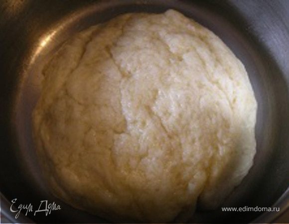 Получится вот такой шарик. Завернуть тесто в пленку и поставить в холодильник на 20 минут.