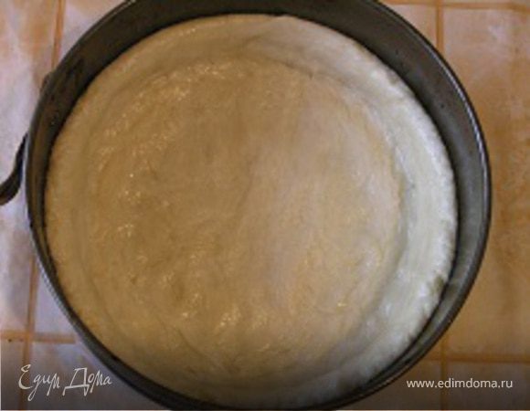 Тесто выложить в разъемную форму для выпечки, распределить руками по дну и сделать небольшие бортики. 