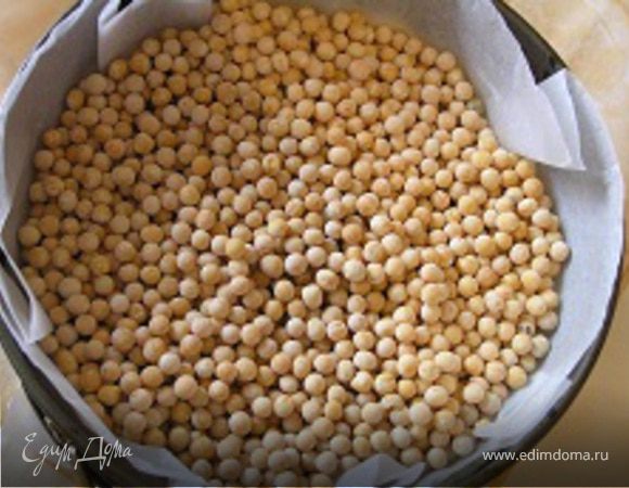 Застелить бумагой для выпечки, всыпать горох (фасоль) в качестве пресса. Выпекать при 200*С 30-35 минут. Остудить.