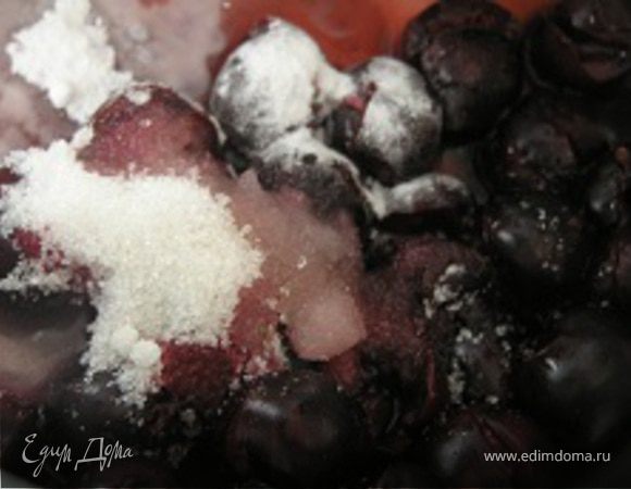 Приготовить вишневый соус. В кастрюльку выложить вишню, сахар, крахмал и воду. Кипятить 3 минуты или до загустения. 