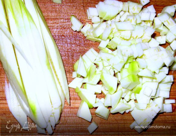 Кабачки очистить и нарезать мелко.