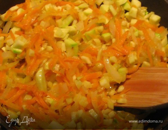 На сковороде с оливковым маслом обжарить мелко порезанный лук, затем морковь. Последними добавить кабачки и обжарить чуть-чуть. Буквально 1-2 минуты.