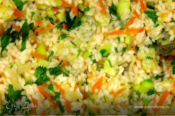 Смешать рис с поджаренными овощами, слегка посолить, добавить мелко порезанную зелень петрушки и укропа.