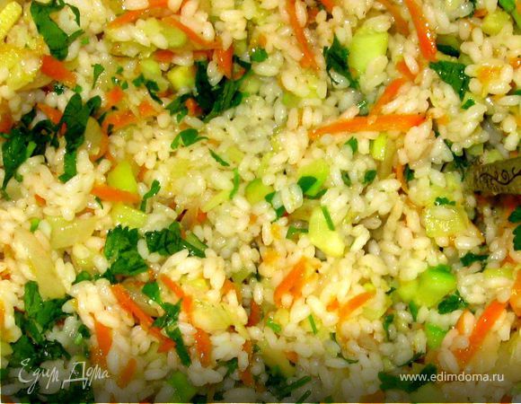 Смешать рис с поджаренными овощами, слегка посолить, добавить мелко порезанную зелень петрушки и укропа.