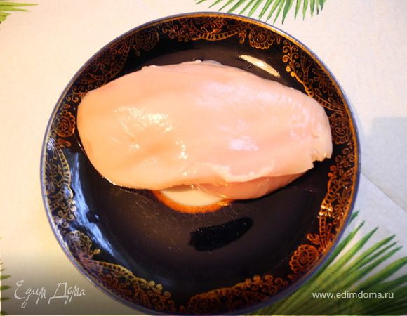 Сначала вскипятим воду и положим туда куриную грудку и половинку луковицы. Поварим минут 10. 