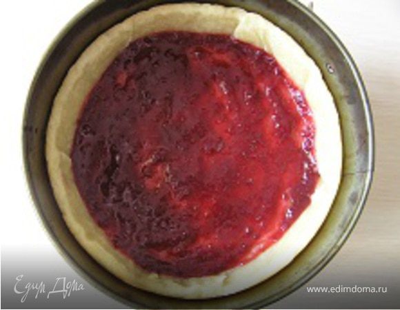 Дно выпеченного коржа смазать вишневым соусом.