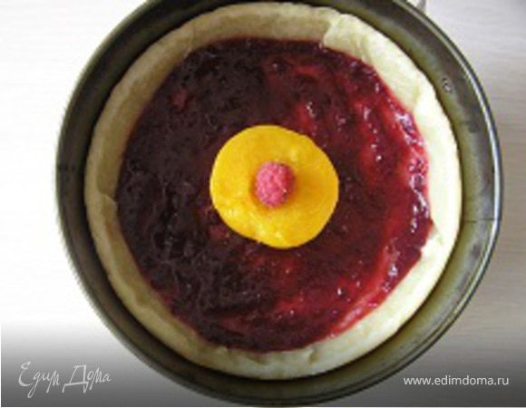 В середину положить половинку персика, на него малинку.