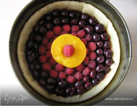 Затем по кругу выложить вишни.