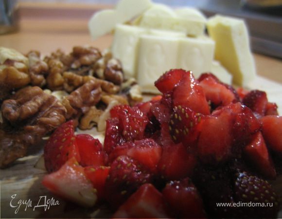 Расправляемся с ингридиентами :клубнику порезать небольшими кубиками-квадратиками, орехи порубить мелко, шоколад поломать :)
Орехи отправить слегка обжариться(на сухой сковороде)
