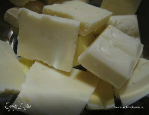 Шоколад со сливочным маслом растопить. Добавить наши обжаренные орешки и соединить вместе с мукой/яйцами/сахаром/клубникой. 