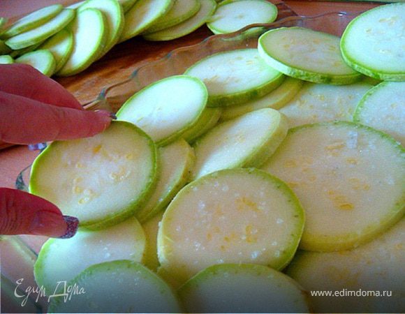 Кабачки порезать на кружки засыпать солью и дать постоять для того,чтобы они пустили лишнюю воду.
