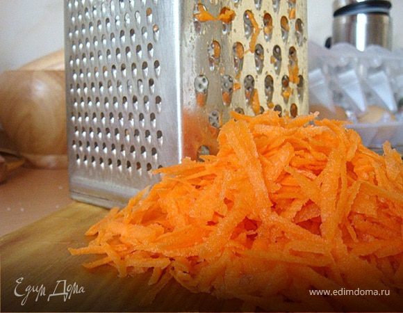 Морковь натереть на крупной терке
