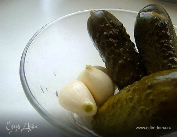 чеснок- 3 зубка порезать не очень мелко, а остальные 3 зубка пусть огурчики порезать полукружками.
