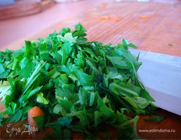 Морковь обжарить на оливк. масле минуты 3,добавить чеснок и прожарить до готовности (станет мягкой), добавить рубленную петрушку и потомить еще пару минут.
