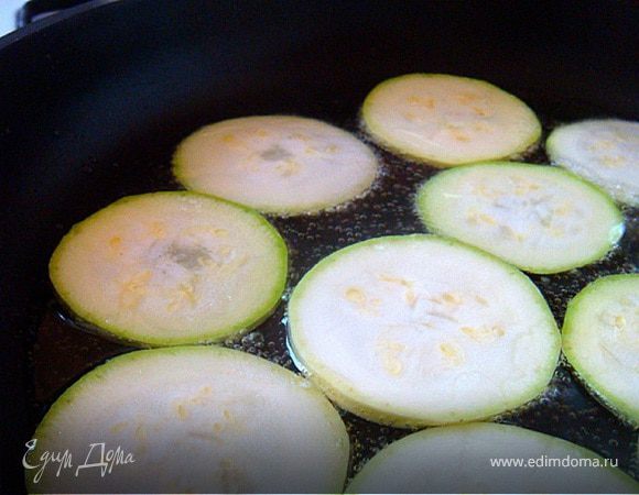 Кабачки пожарить на большом количестве растительного масла и выложить на салфетку, чтоб стек лишний жир.
Картофель отварить в мундирах,остудить.
