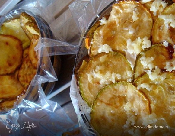 Далее выложить кабачки по краям всей формы и на морковь.
Порезать картофель кубиками и выложить на кабачки (по две картошки на порцию. Присыпать давленным через пресс чесноком и немного посолить. Заправить (намазать слой) майонезом/сметаной.
След.слой- огурчики (распределить пополам в обе формы)+майонез/сметана. Сверху положить в один слой кабачки и присыпать чесноком пропущенным через пресс.
