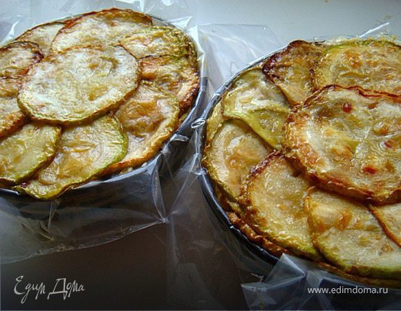 Закрыть этот слой еще одним слоем кабачков-сформировав полностью дно будущего тортика-закуски. Прикрыть пищ.пленкой и отправить в холодитьник на час-пропитаться.
