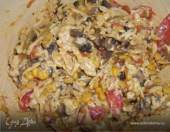 Все смешать(грибы с зажаркой, твердый  сыр, помидор,перец, добавить зелень, домашний майонез или сметану) 