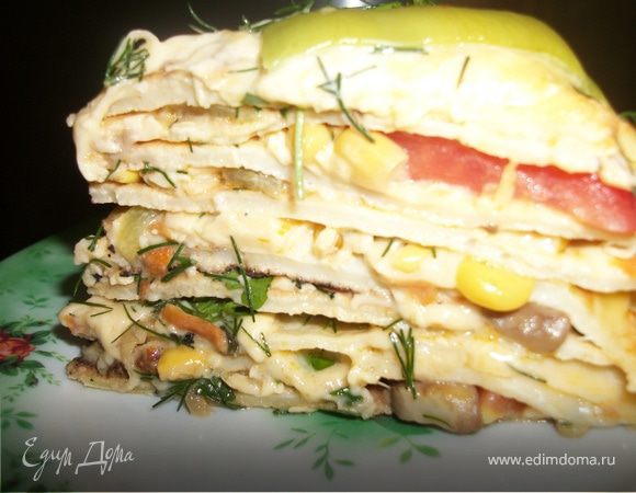 Коржи  переложить с начинкой, на последний корж сверху положить начинку,украсить помидорами, перцем, зеленью. Поставить  в духовку на  5 минут, чтобы расплавился  сыр.