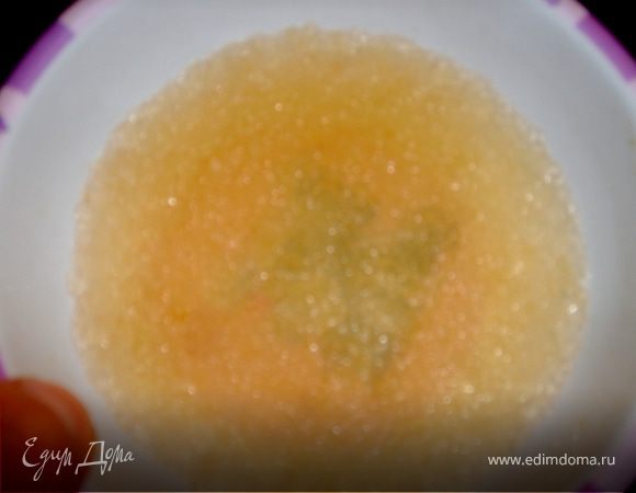 Желатин развести в полстакане воды,когда набухнет поставить на огонь, не доводя до кипения, варить пока не растворятся гранулы, немного дать остыть.