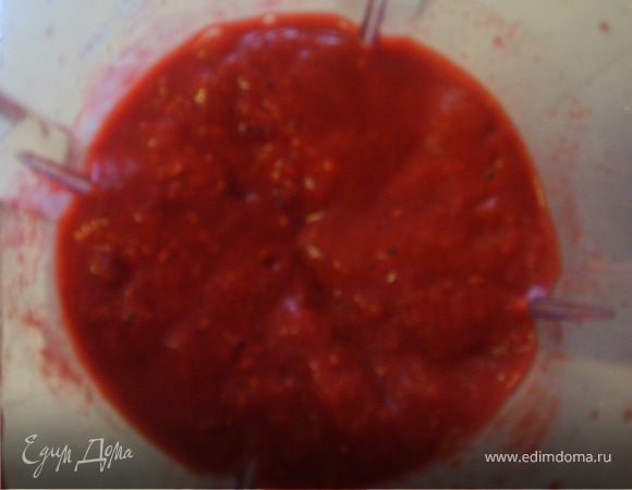 Ягоды протираем в блендере до состояния пюре. (Ну вы представляете себе, как разнесся малиновый аромат по всей кухне)