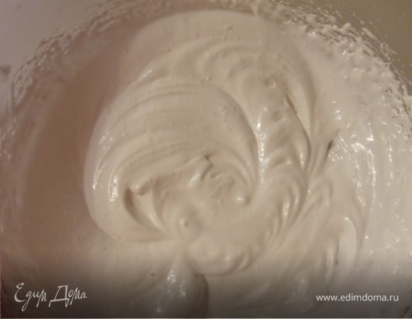 Белки взбить с сахаром до пиков.Чем больше белков, тем пышнее масса. Сахар добавляют по вкусу.