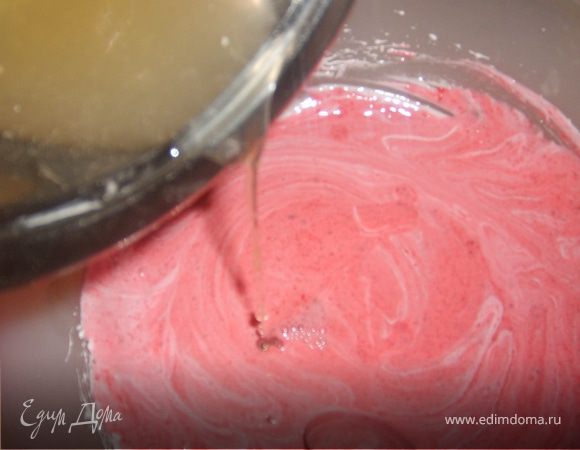 И струйкой влить пышную белково-ягодную массу процеженный теплый желатин