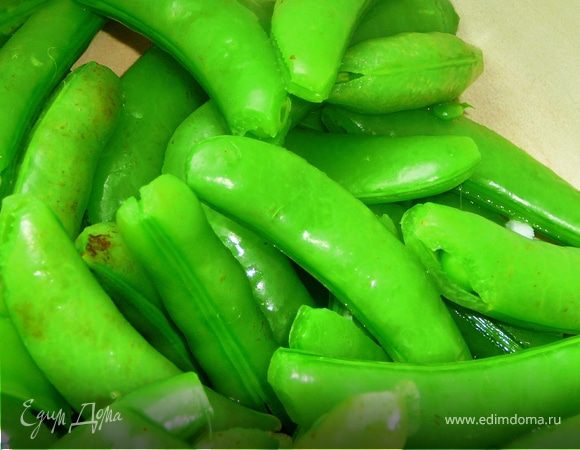 Горошек помыть.У стручка отрезать плодоножку и волокна соеденяющие створки(это обязательно,так как не очень приятно жевать потом эти жестие волокна похожие на нитку).В кипящую подсоленную опустить стручки горошка и бланшировать 2 минуты.Затем слить воду,откинуть горошек на дуршлаг,лбдать холодной водой.Дать воде стечь.   