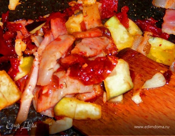 Бекон обжарить на сухой сковороде без добавления каких либо жиров.Затем добавить лук,чеснок,баклажан,помидоры.Готовить 3 минуты,переодически помешивая.