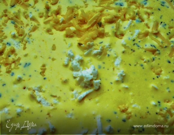 Приготовим заливку.Яйца взбить в молоком и сметаной,посолить,поперчить,приправить мускатным орехом.Натереть сыр на крупной терке,фету тоже натереть.Добавить в яичную смесь.Зелень укропа мелко порубить и тоже добавить в смесь.По желанию можно еще добавить мелко порезанный базилик и листики мяты.